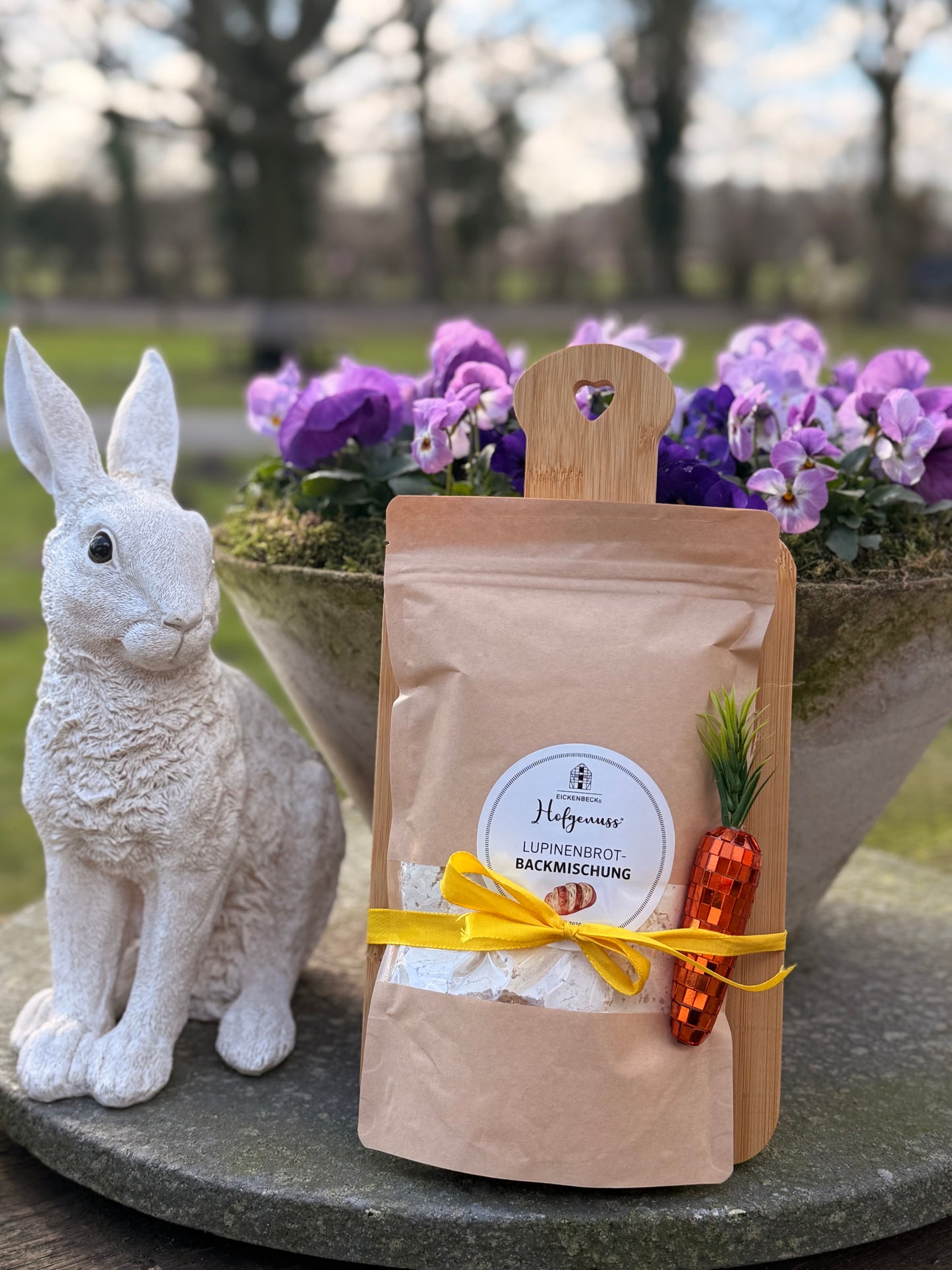 Lupinen-Brotbackmischung mit Brettchen - das ideale Geschenk, nicht nur zu Ostern - Proteinpower für bewusste Genießer