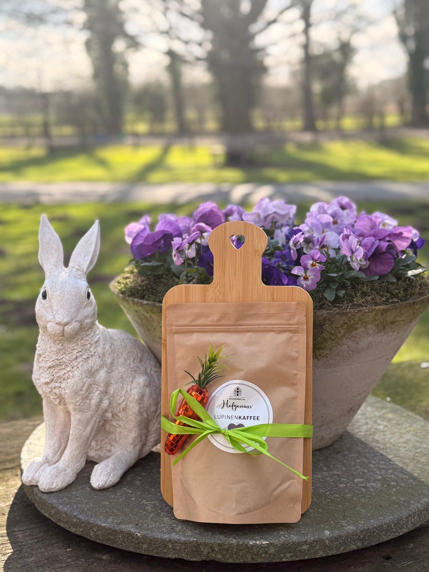 Lupinenkaffee mit Brettchen, das ideale Geschenk im Frühling oder zu Ostern