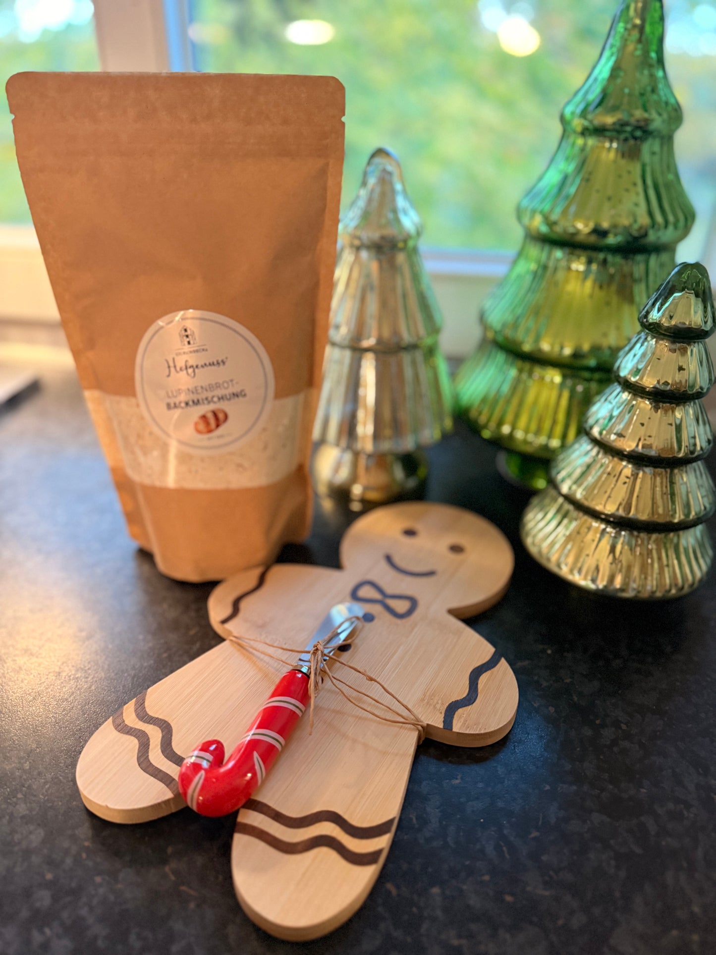 Weihnachtsgeschenk bzw. Wichtelgeschenk: Holzbrett mit kleinem Messer & LUPINEN-BROTBACKMISCHUNG