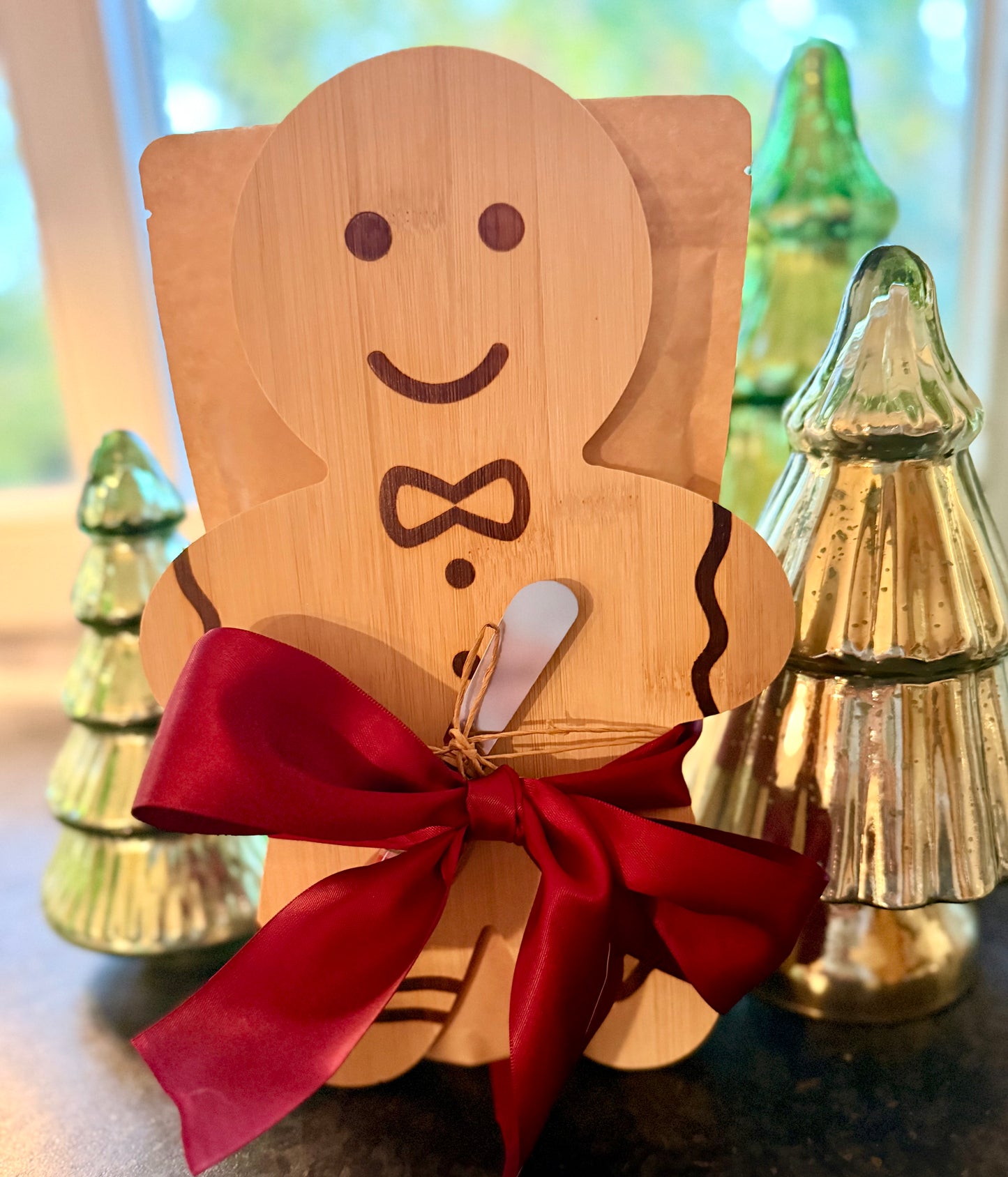 Weihnachtsgeschenk bzw. Wichtelgeschenk: Holzbrett mit kleinem Messer & LUPINEN-BROTBACKMISCHUNG