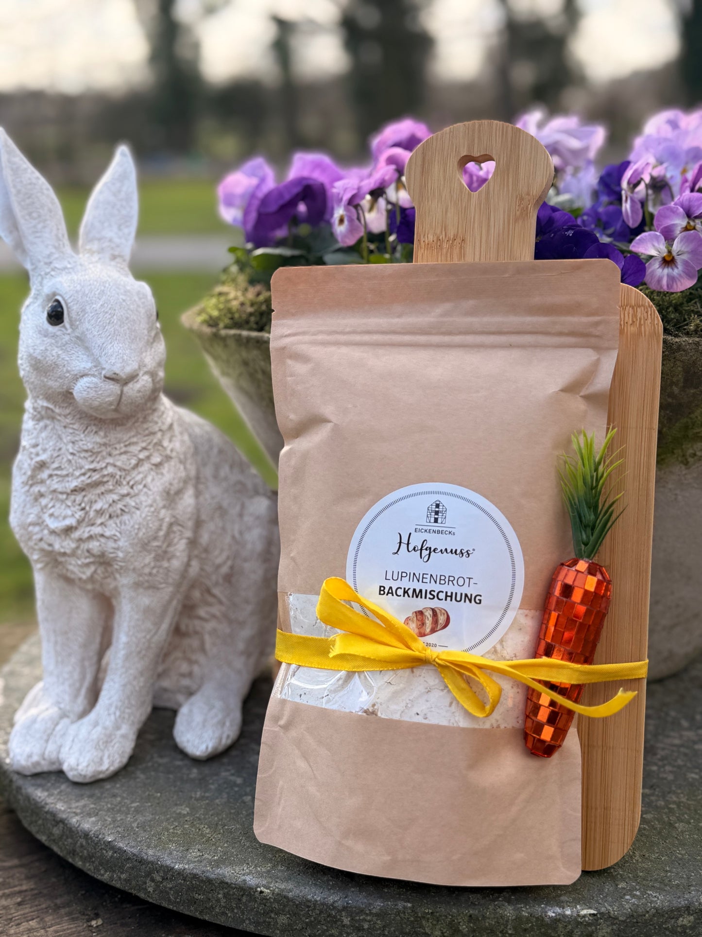 Lupinen-Brotbackmischung mit Brettchen - das ideale Geschenk, nicht nur zu Ostern - Proteinpower für bewusste Genießer