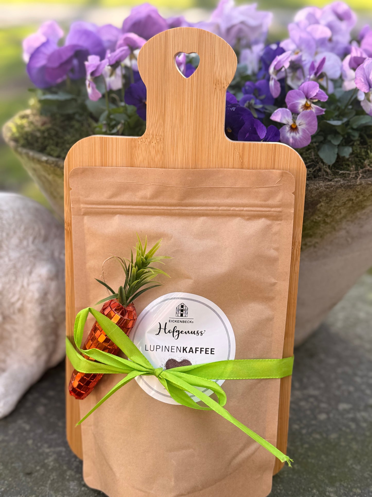 Lupinenkaffee mit Brettchen, das ideale Geschenk im Frühling oder zu Ostern